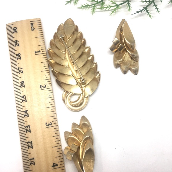 Vtg Textured gold-t brooch , clip earrings sets. - Picture 4 of 5